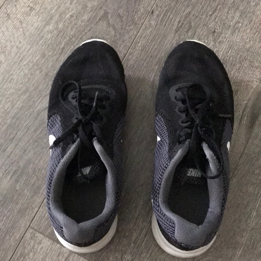 Nike Black and Gray Tennis Shoes